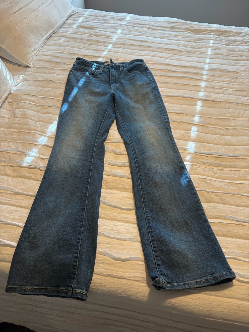 Levi's Women's Boot Cut Jeans in Medium Blue Wash size 26